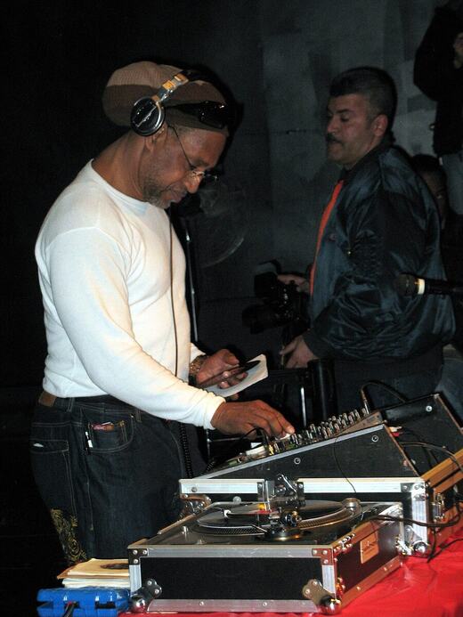 ブロンクスのハンツポイントでレコードをかけるDJクール・ハーク(2009年2月撮影)