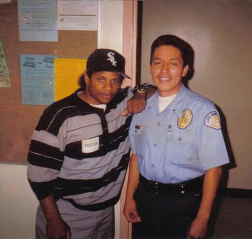 イージー・E(1993年、ロサンゼルス市警の訪問時のスナップ。右は警察官のエドワード・レイエス)