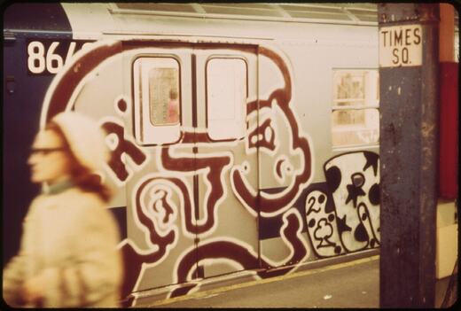 ニューヨーク地下鉄タイムズ・スクエア駅のホームに停車中の、グラフィティが描かれた車両(1973年5月撮影)