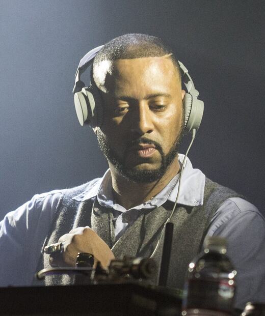 マッドリブ(2014年、ロサンゼルスのエコープレックスでのDJ)