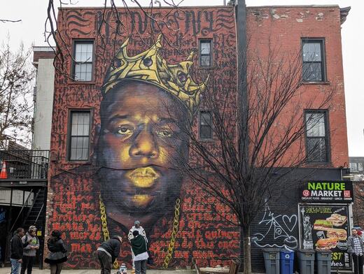 ニューヨーク・ブルックリンの建物の壁に描かれたノトーリアス・B.I.G.の壁画(2024年2月撮影)