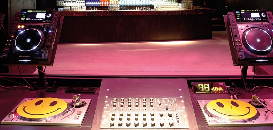 CDJとミキサー。現在のクラブDJの標準的な機材。
