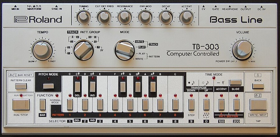 Roland TB-303。つまみを回して歪ませると、アシッドの音になる。