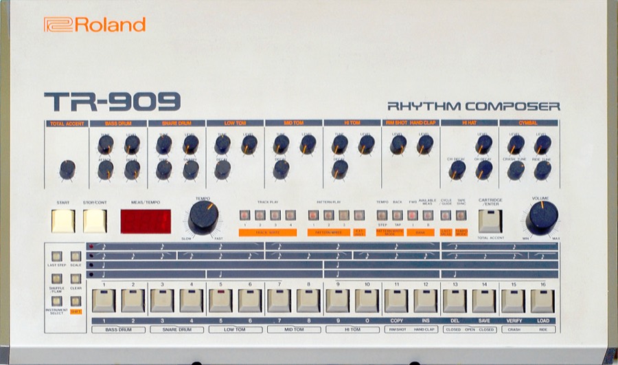 Roland TR-909。ハウスとテクノの標準ドラムマシン。