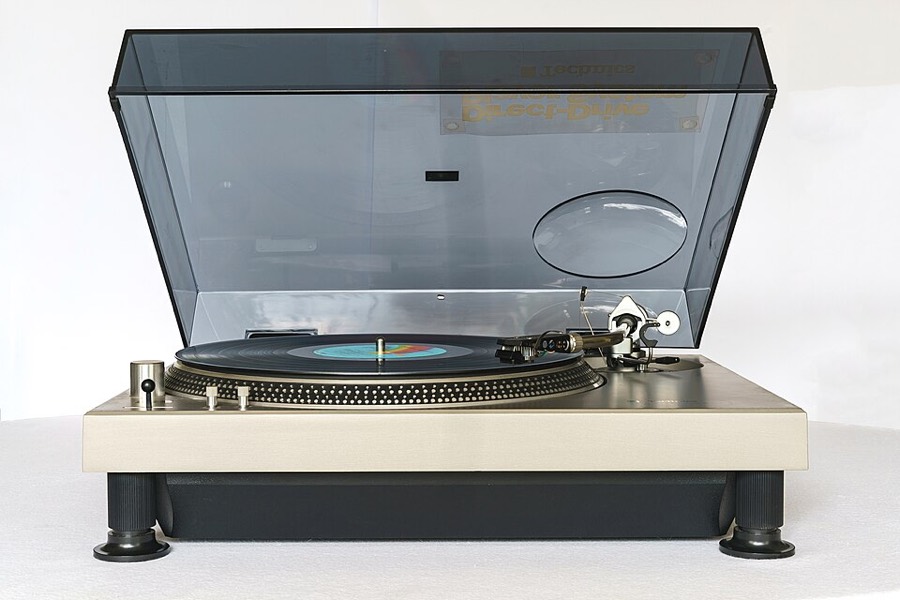 Technics SL-1200。サウンドシステムからクラブまで、DJの標準機。